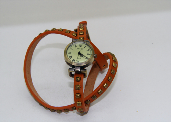 La correa de cuero larga clava los relojes de la pulsera de las señoras con color de cobre antiguo
