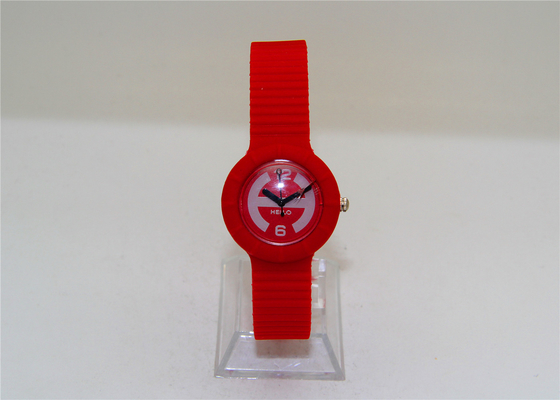 Los relojes análogos de las muchachas plásticas rojas de la forma redonda embroman los relojes del silicón